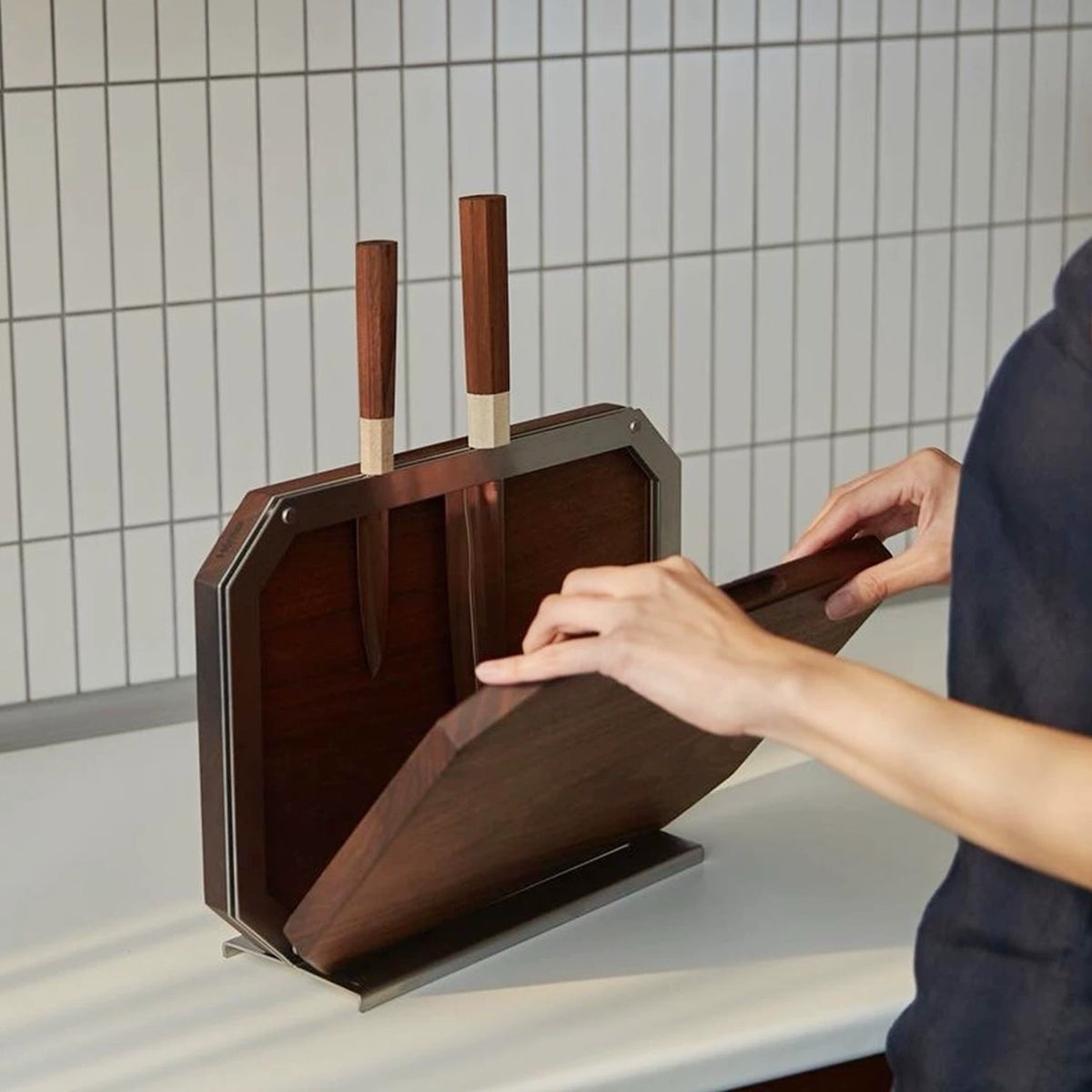 Hommie Walnut Magnetic Knife Block Chopping Board HBKK056 1