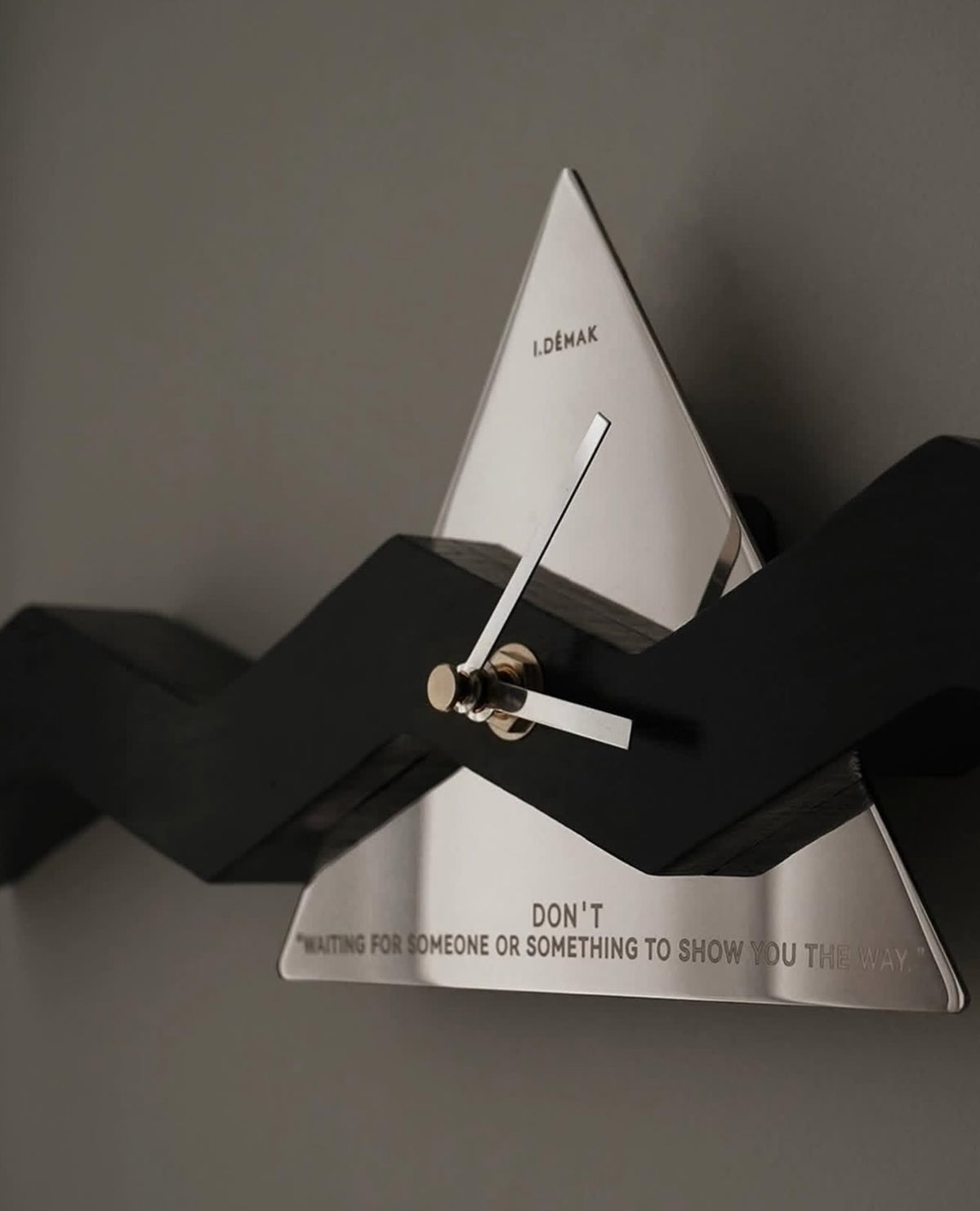 Hommie Black Zigzag Triangle Wall Clock HBHD023 2